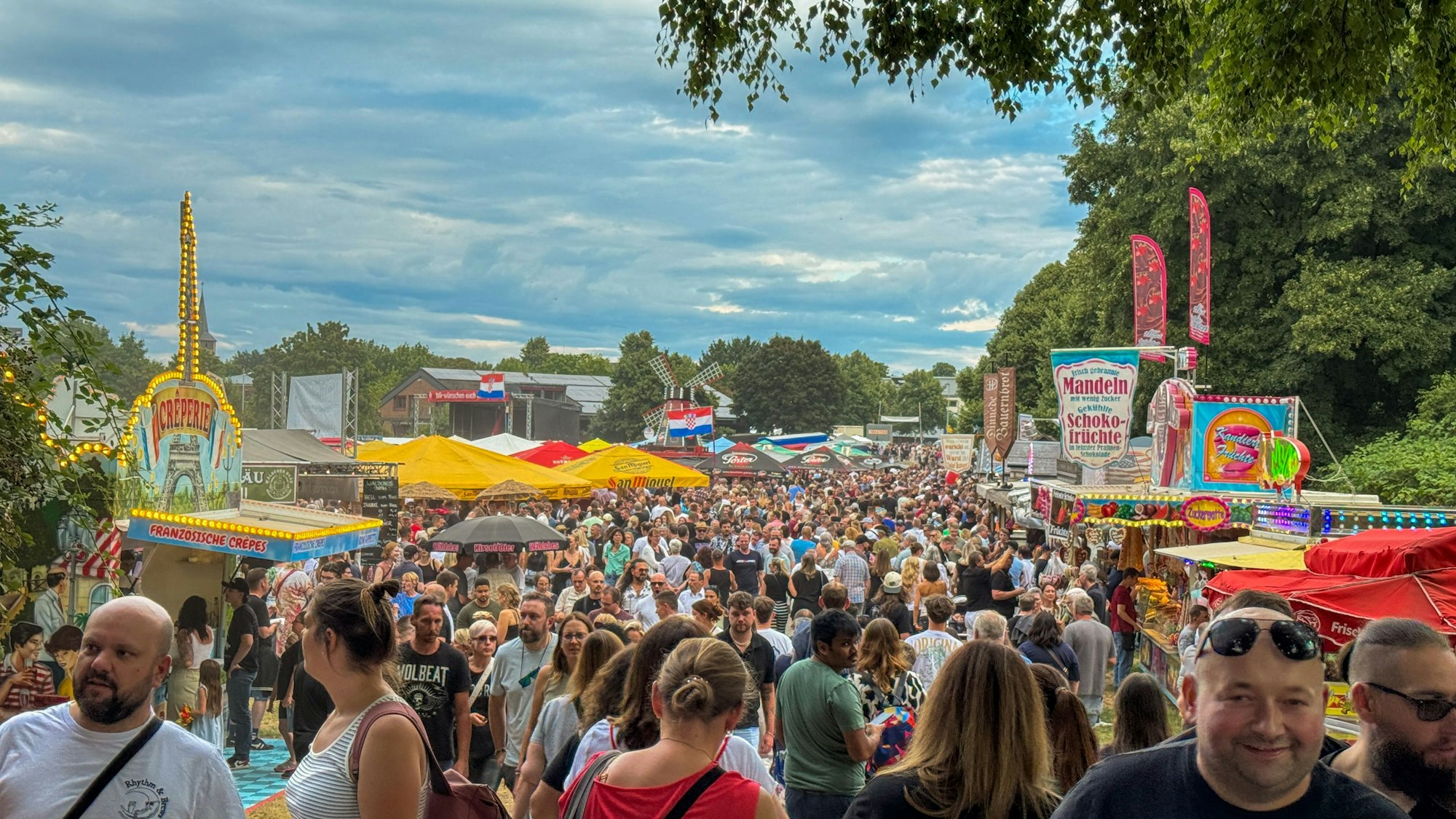 Großes Gesprächsthema unter den Besuchern sind natürlich die vielen neuen Biere, die erstmals in Opladen ausgeschenkt werden
