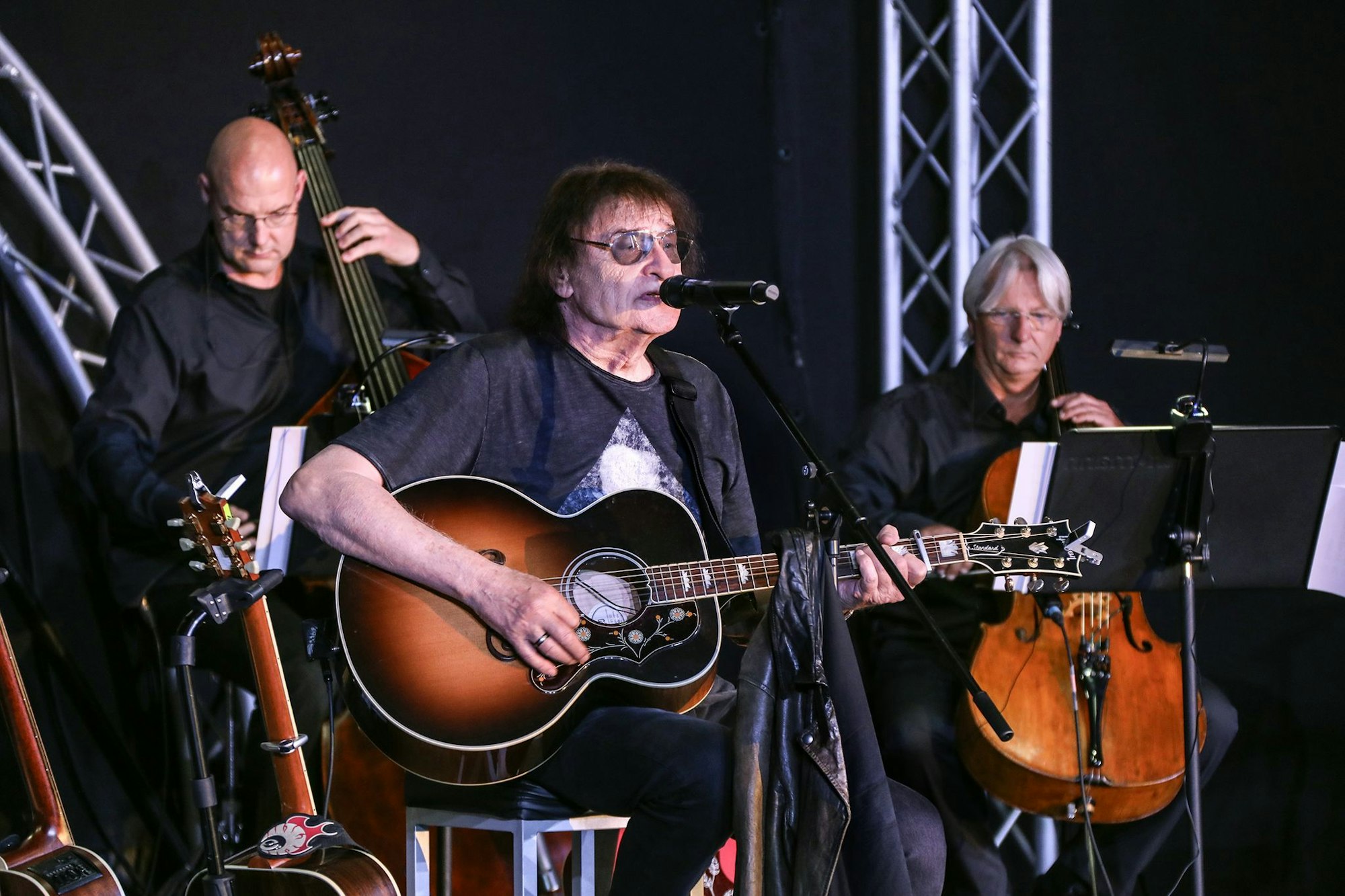 Dieter Birr (Mitte) ist mit fünf Streichmusikern unterwegs, die normalerweise an Berliner Konzerthäusern spielen.