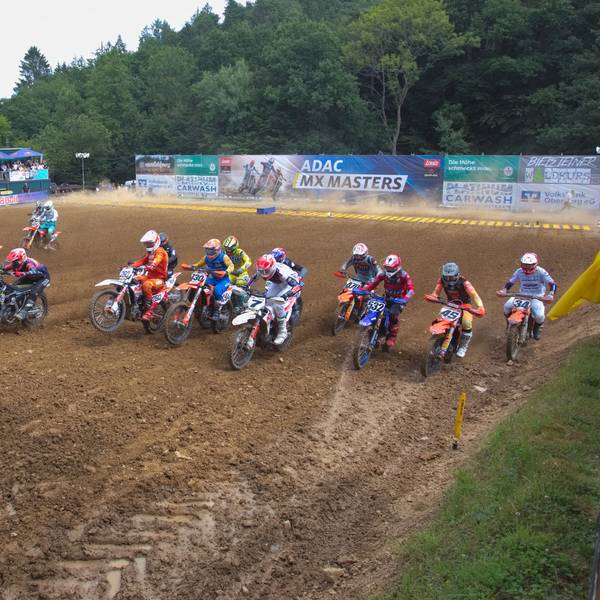 Szene vom Start eines Motocross-Rennens