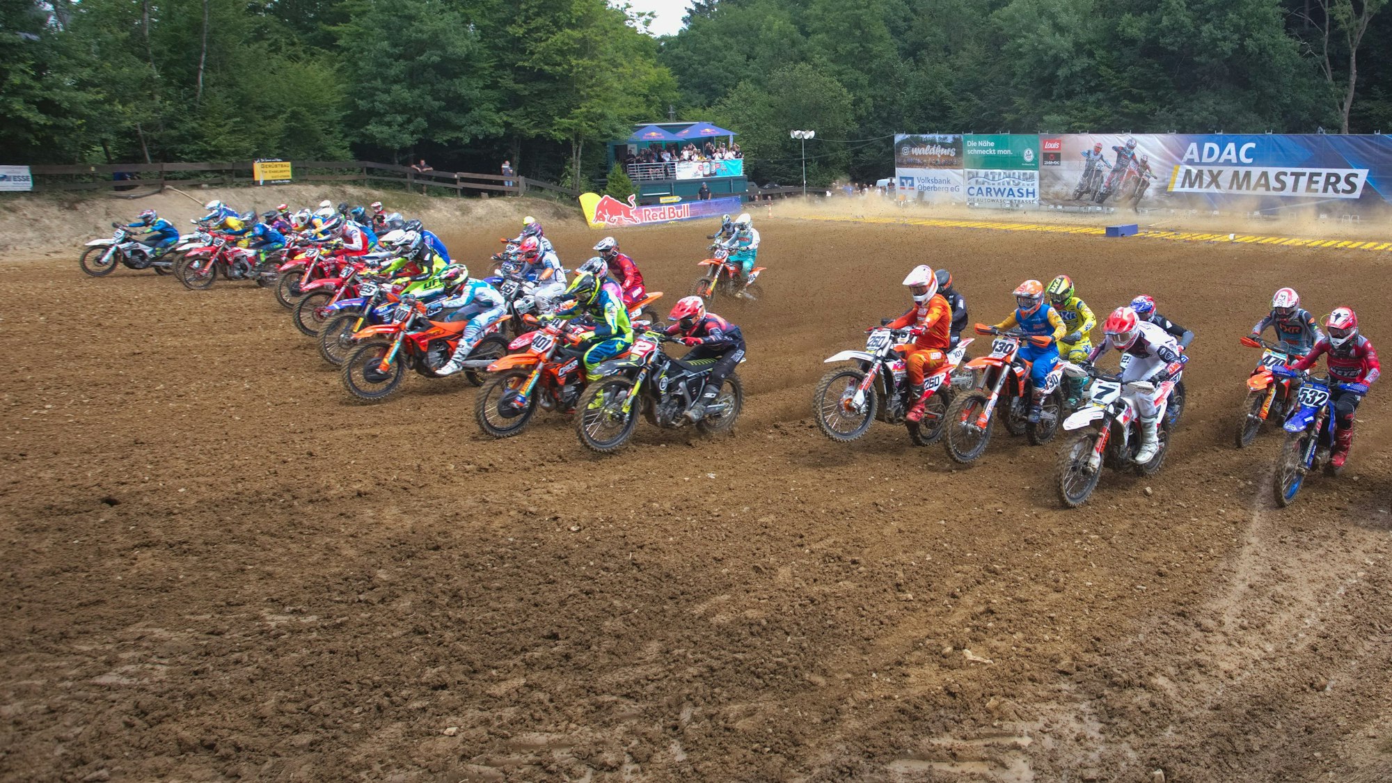 Szene vom Start eines Motocross-Rennens