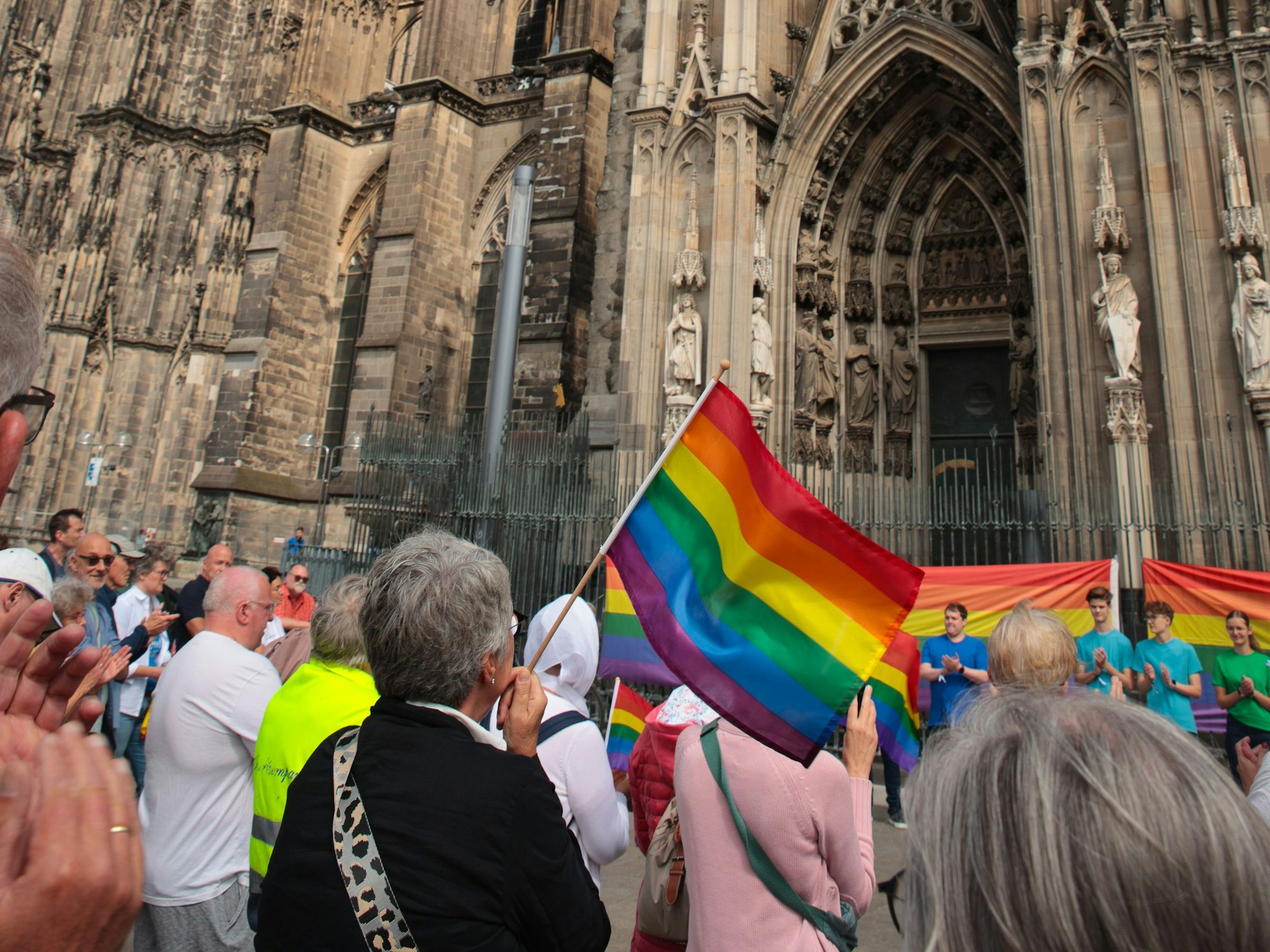 12.07.2025, Köln: Maria 2.0 Demo auf dem Roncalliplatz. Foto:Dirk Borm