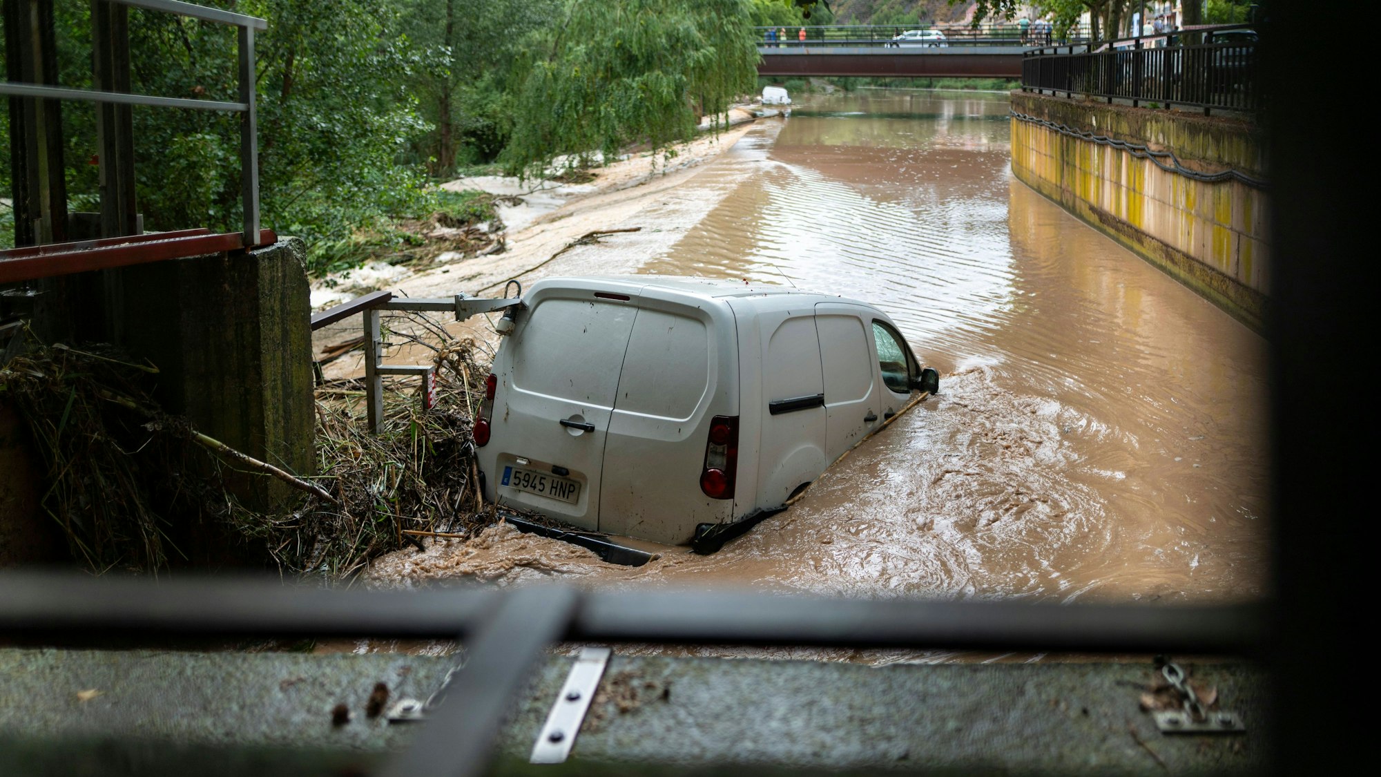 Ein Auto wird von einem Fluss in Spanien mitgerissen.