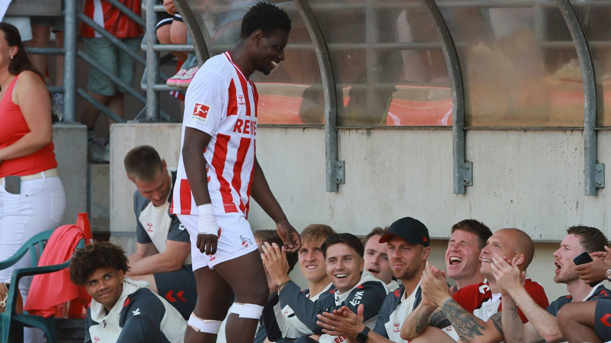 FC-Zugang Ragnar Ache erhält nach seinem ersten Einsatz im FC-Trikot den Applaus seiner Mitspieler.