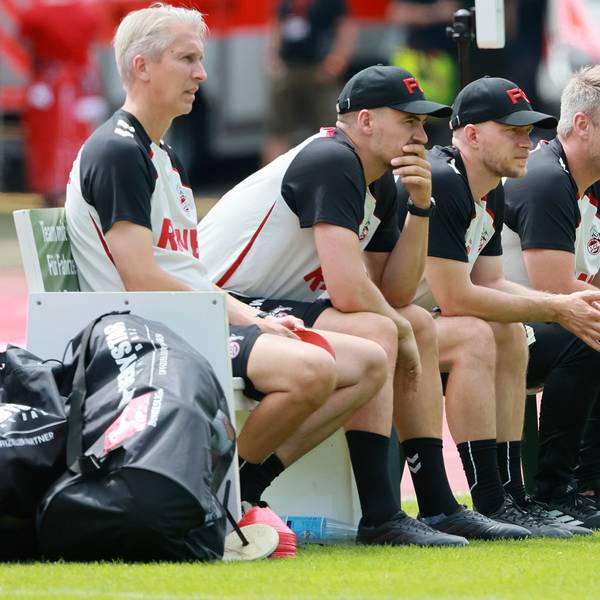 Lukas Kwasniok und sein Trainerstab während des Testspiels in Bergisch Gladbach