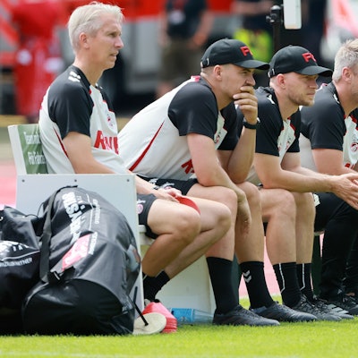 Lukas Kwasniok und sein Trainerstab während des Testspiels in Bergisch Gladbach