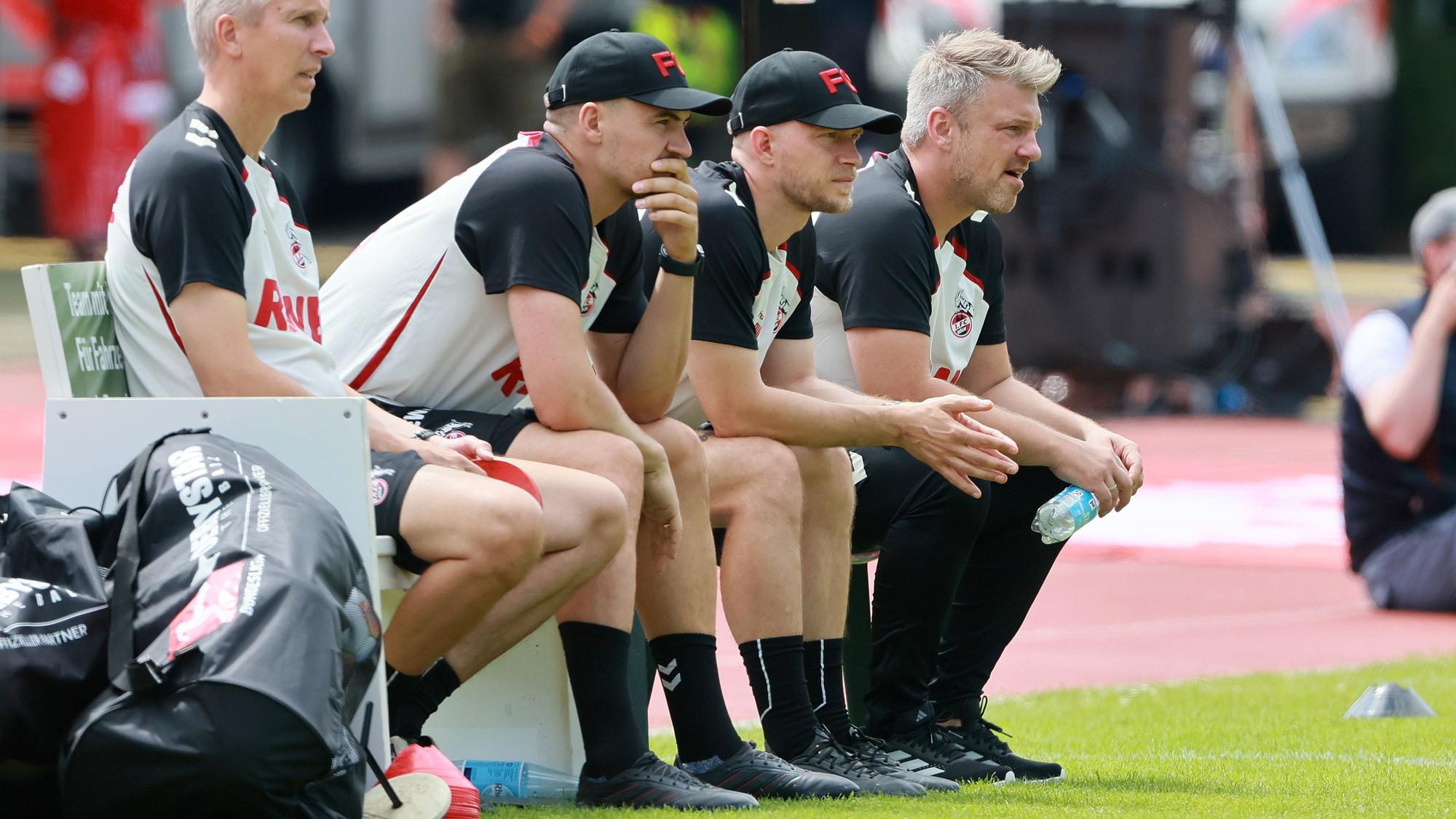 Lukas Kwasniok und sein Trainerstab während des Testspiels in Bergisch Gladbach