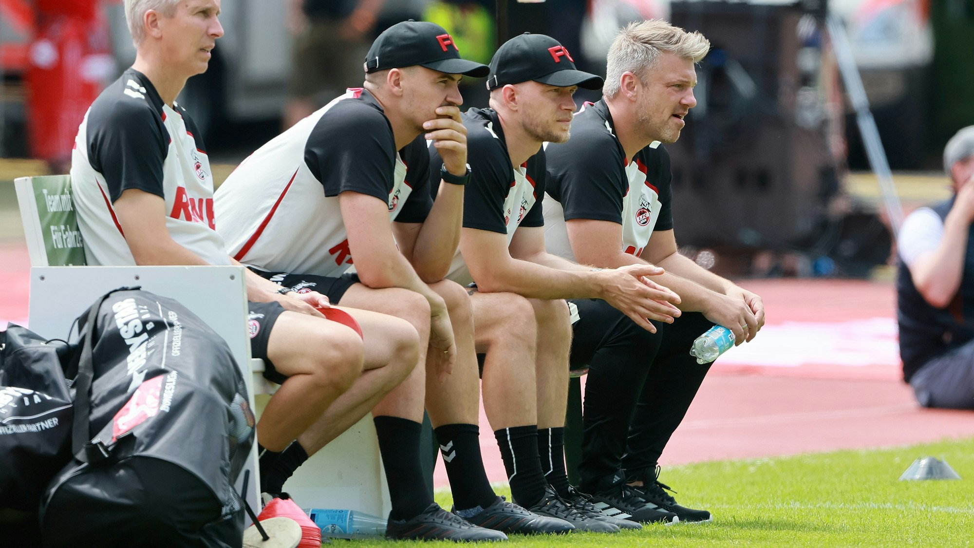 Lukas Kwasniok und sein Trainerstab während des Testspiels in Bergisch Gladbach