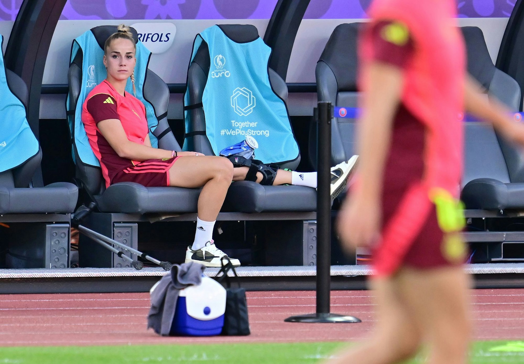 Konnte ihrem Team kein Glück bringen: die verletzte Kapitänin Giulia Gwinn.