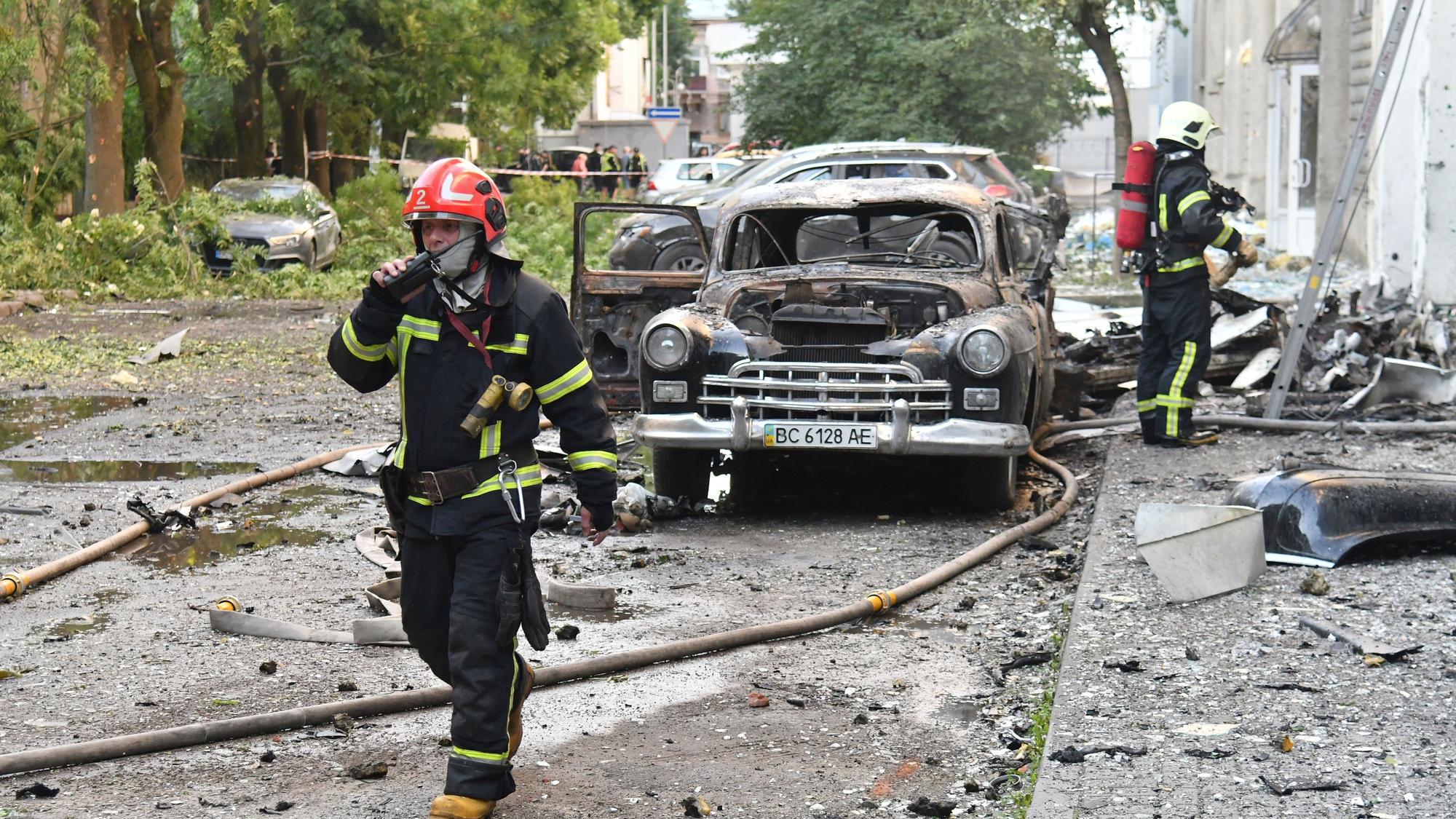 12.07.2025, Ukraine, Lwiw: Feuerwehrleute arbeiten am Ort eines russischen Luftangriffs. Foto: Mykola Tys/AP/dpa +++ dpa-Bildfunk +++