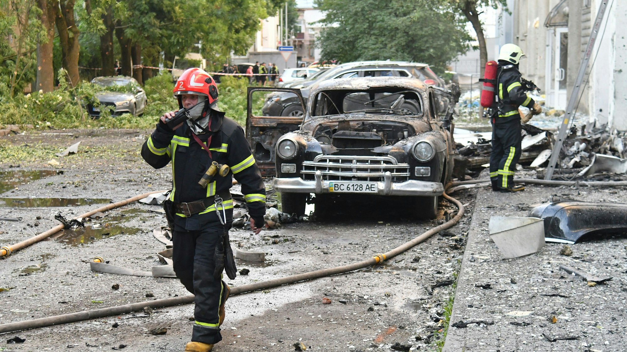 12.07.2025, Ukraine, Lwiw: Feuerwehrleute arbeiten am Ort eines russischen Luftangriffs. Foto: Mykola Tys/AP/dpa +++ dpa-Bildfunk +++