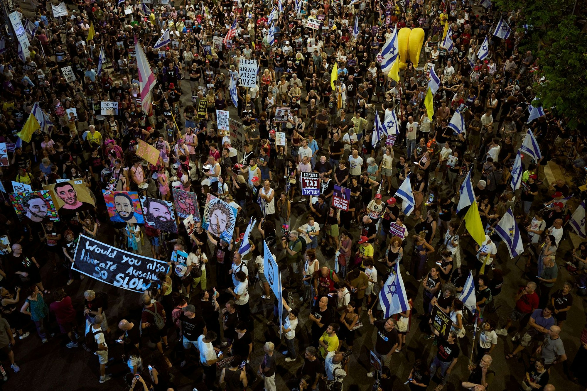 Tausende Israelis demonstrierten in Tel Aviv und anderen Städten für die Freilassung der in den Gazastreifen verschleppten Geiseln.