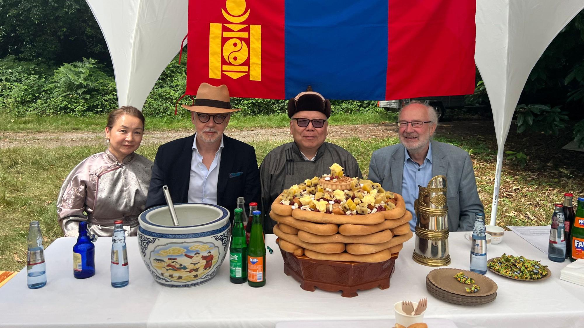 Birvaa Mandakhbileg, der mongolische Botschafter aus Berlin (2.v.r.), war ebenfalls unter den Gästen.