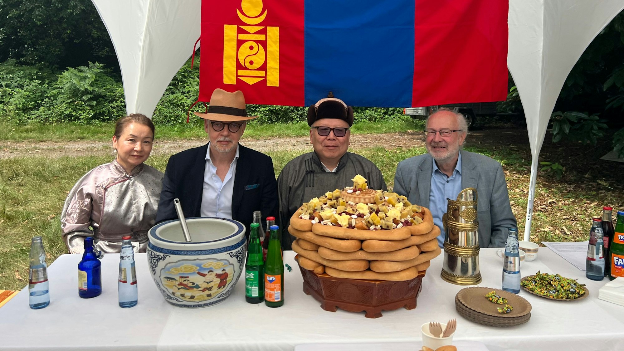 Birvaa Mandakhbileg, der mongolische Botschafter aus Berlin (2.v.r.), war ebenfalls unter den Gästen.