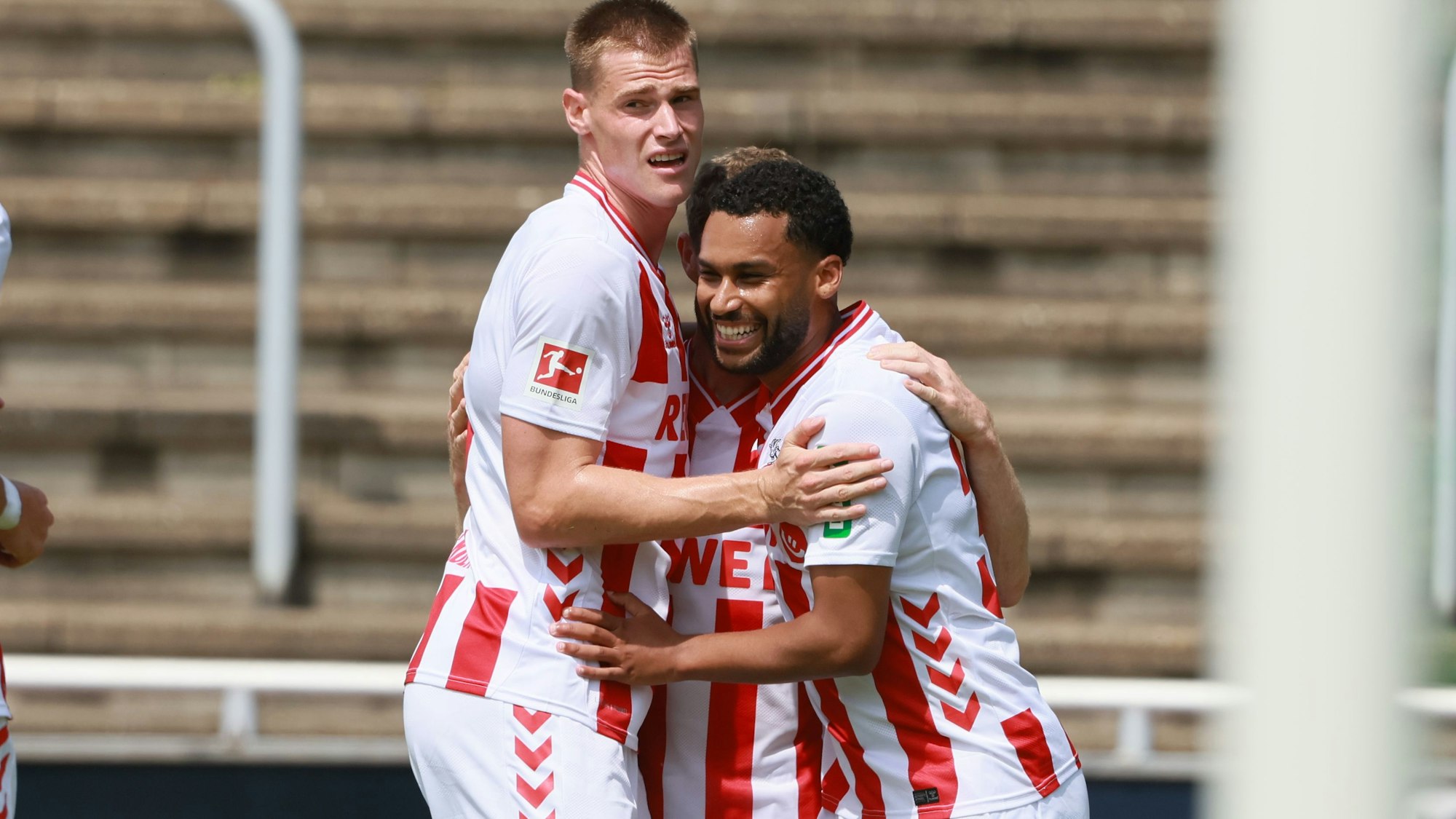Steffen Tigges jubelt mit Linton Maina am 12. Juli 2025 beim Testspiel in Bergisch Gladbach.