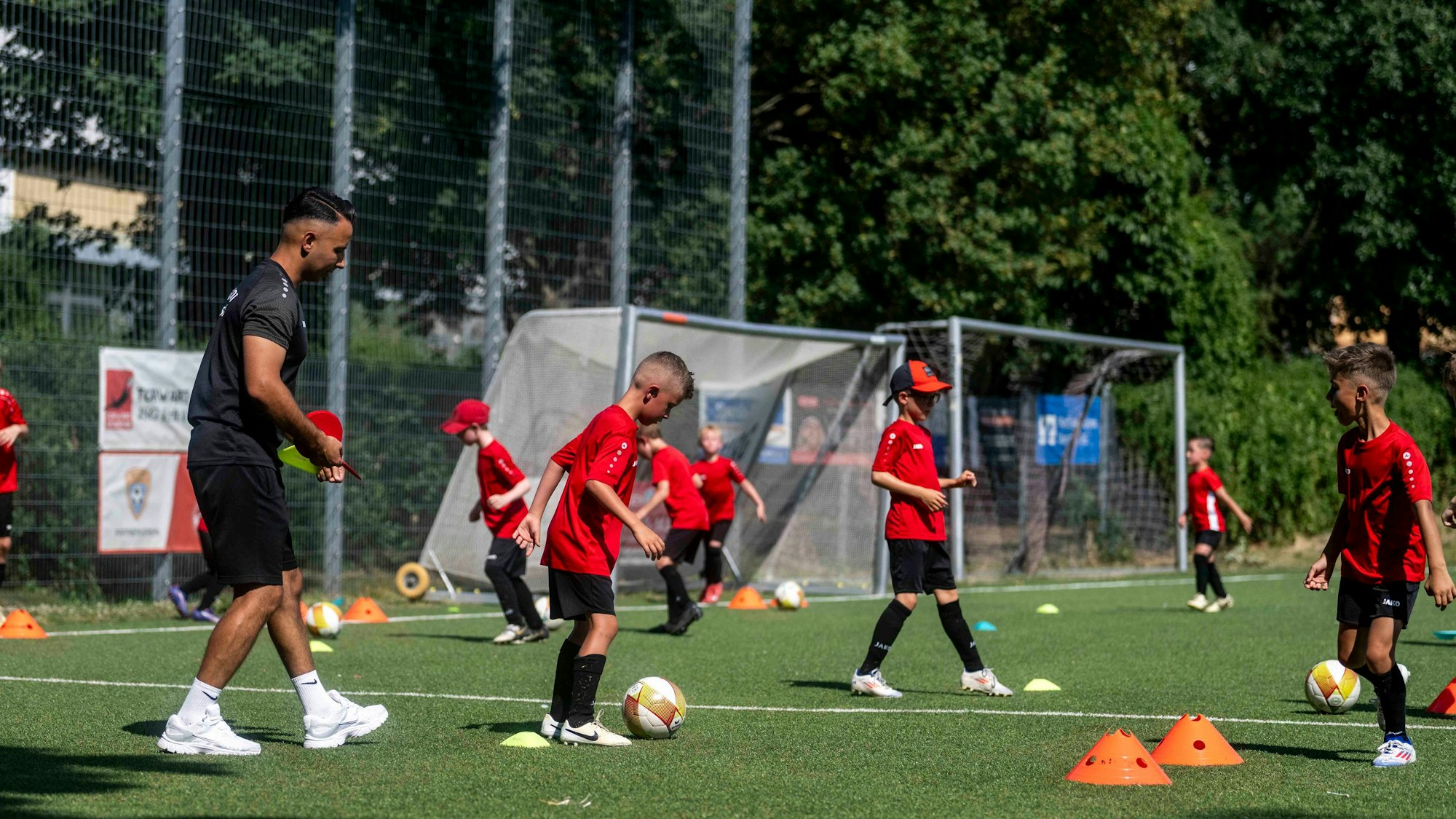 Viel los ist auf dem Trainingsplatz der JSG Erft 01 Euskirchen, auf dem die U8 trainiert. Die Spieler machen einige Übungen.