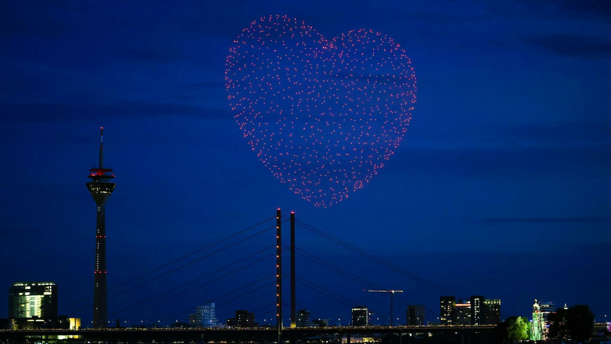 Ein Herz aus 1.000 Drohnen über dem Rhein in Düsseldorf.