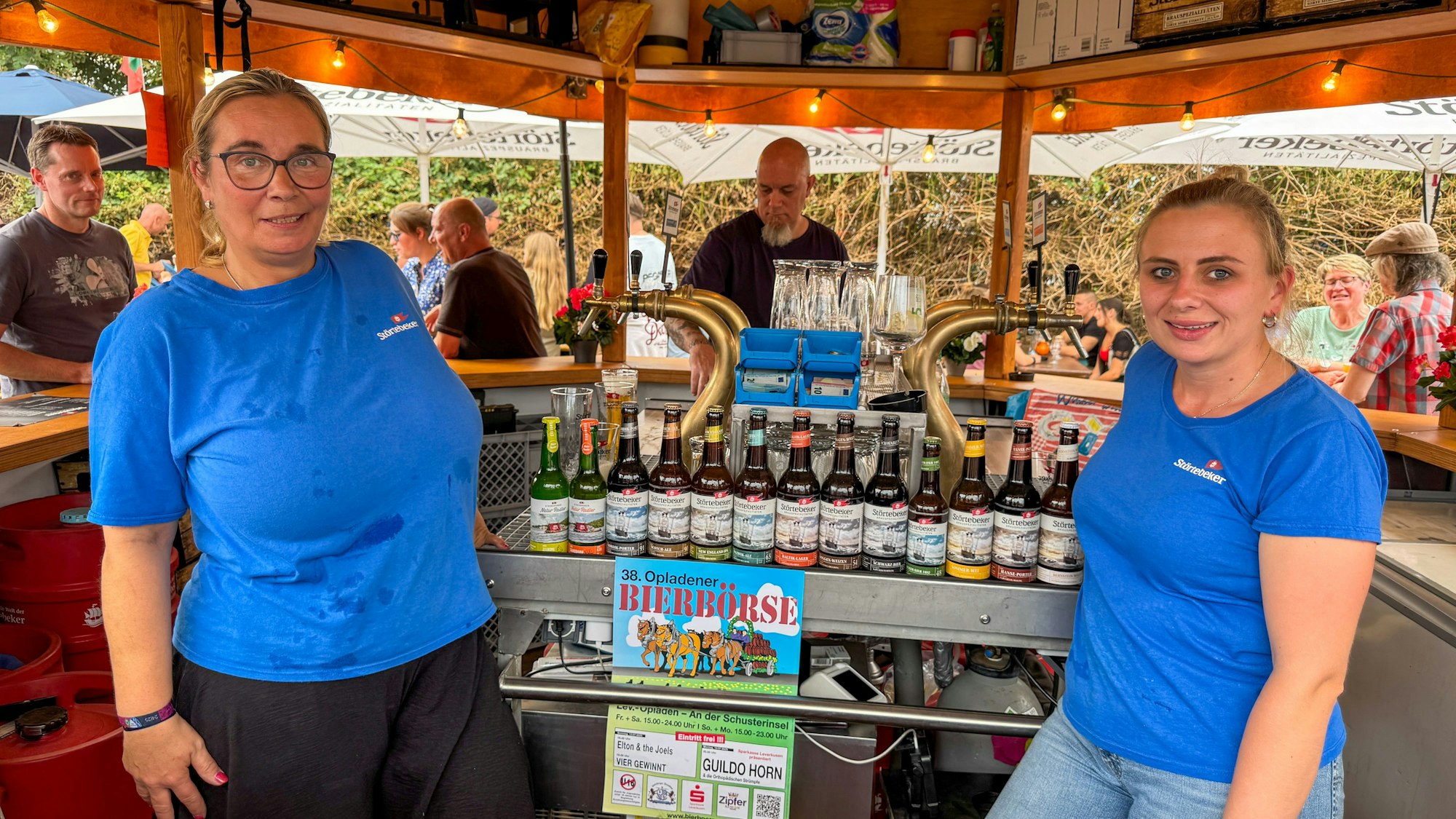 Michaela Nenne und Gina Prier in der Störtebecker-Bude sind das erste Mal dabei.