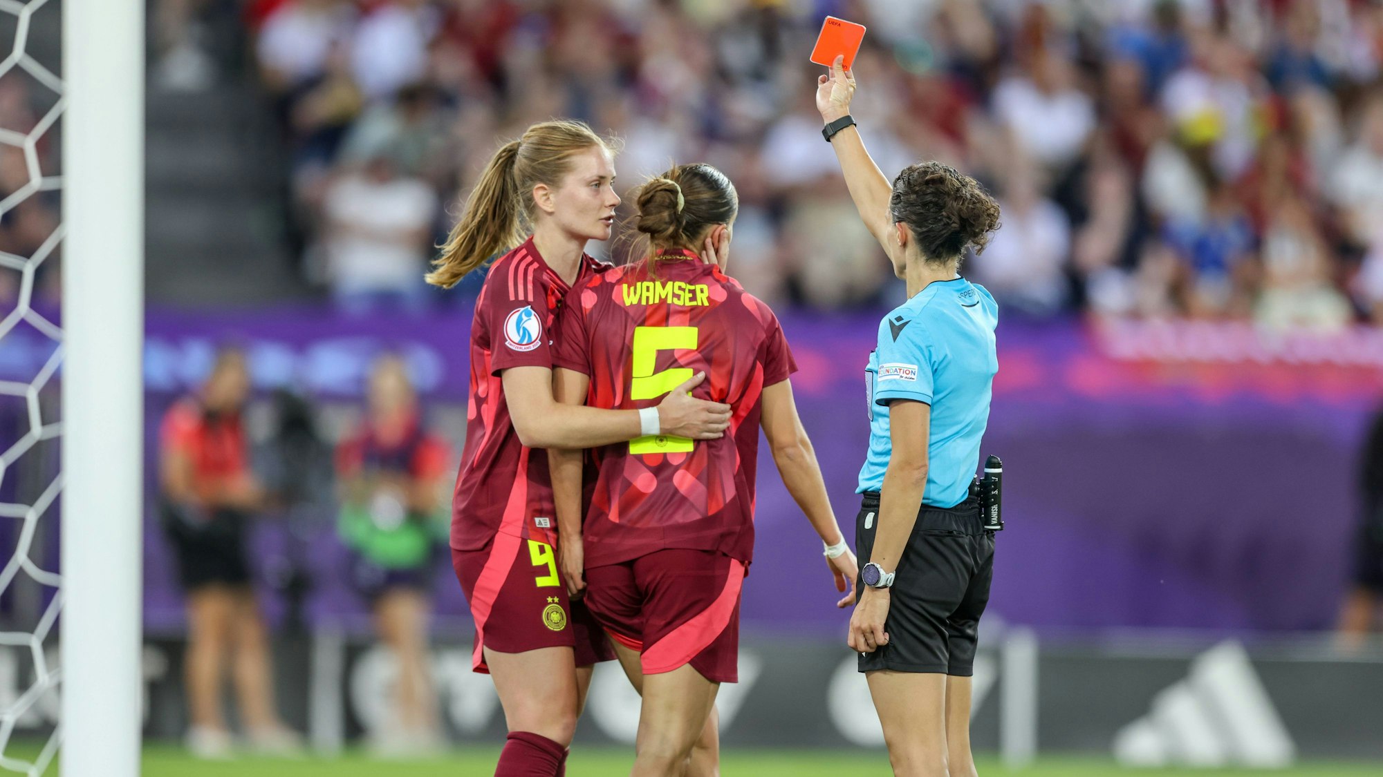 CHE, Zürich, Schweden vs Deutschland, Länderspiel, UEFA ,Stadion Letzigrund, UEFA European Women s Championship 2025, Gruppenphase, Spiel 3 im Bild v.l.n.r.: Sjoeke Nüsken Germany 9 tröstet Carlotta Wamser Germany 5 nach der roten Karte DFB/DFL REGULATIONS PROHIBIT ANY USE OF PHOTOGRAPHS AS IMAGE SEQUENCES AND/OR QUASI-VIDEO, 12.07.2025, *** CHE, Zurich, Sweden vs Germany, international match, UEFA ,Stadion Letzigrund, UEFA European Women s Championship 2025, group stage, match 3 pictured f l n r Sjoeke Nüsken Germany 9 consoles Carlotta Wamser Germany 5 after the red card DFB DFL REGULATIONS PROHIBIT ANY USE OF PHOTOGRAPHS AS IMAGE SEQUENCES AND OR QUASI VIDEO, 12 07 2025, Copyright: HMBxMedia/HendrikxHamelau