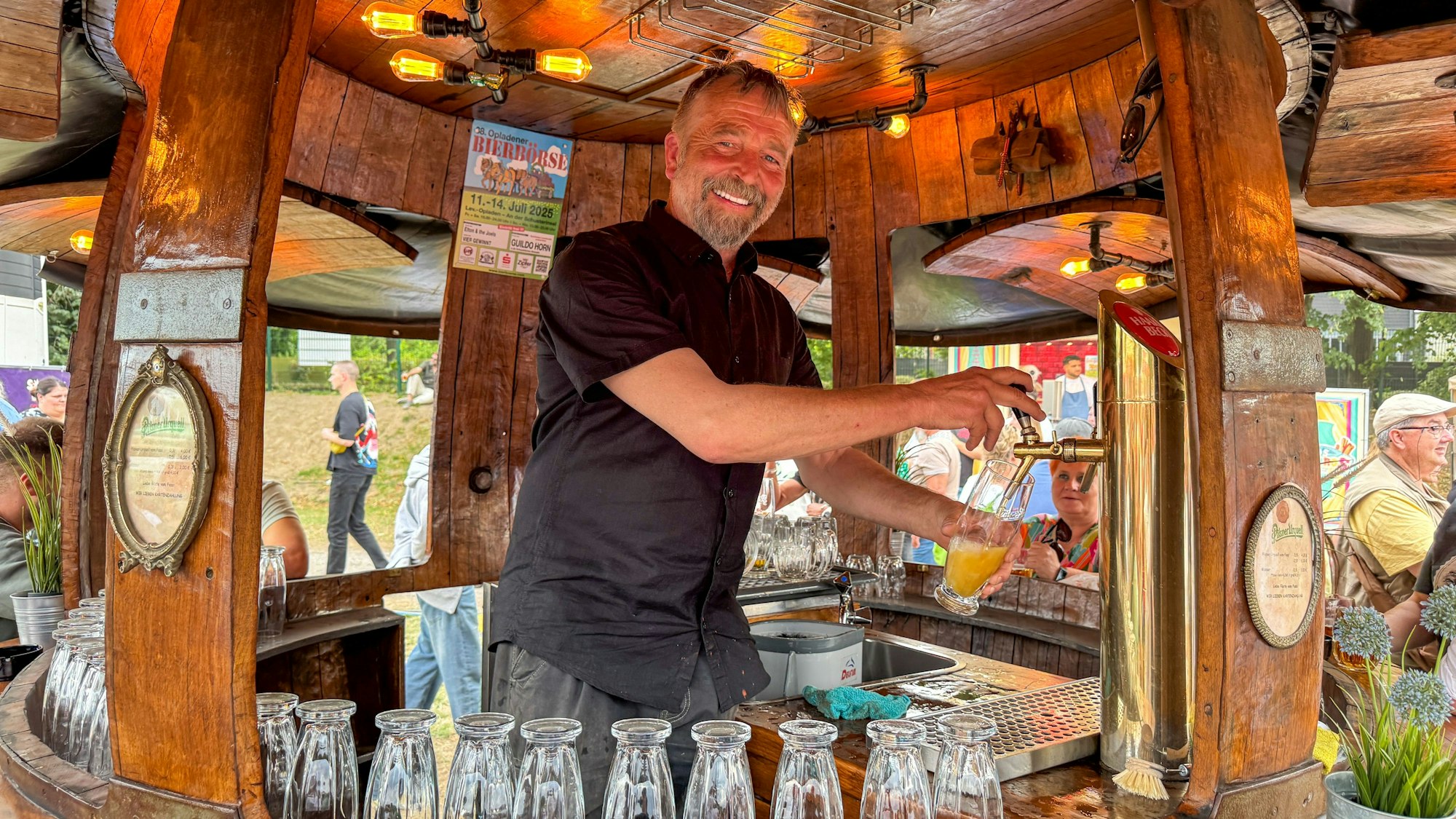 Michael Reckers aus Bremerhaven mit dem neuen Pilsner Urquell