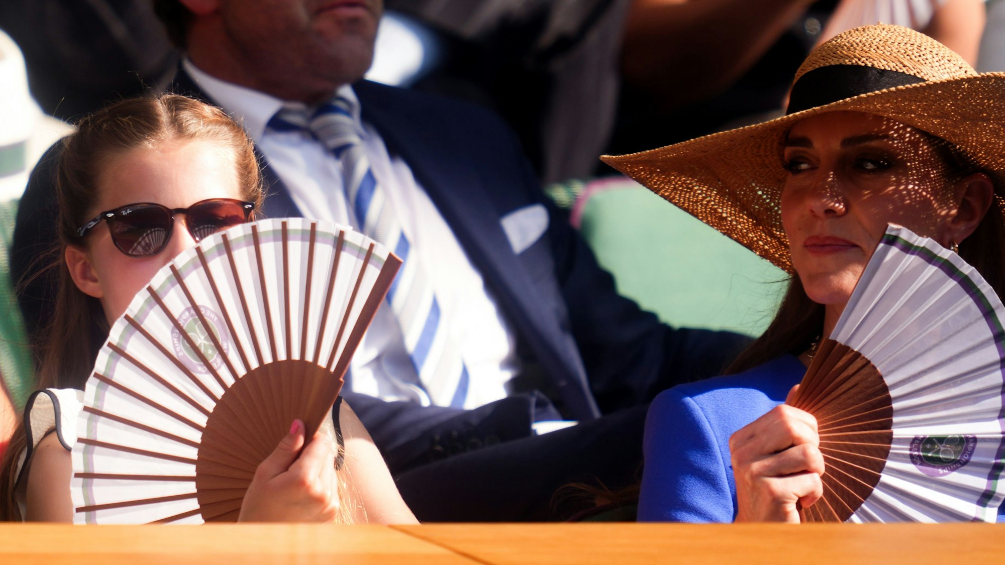 Prinzessin Charlotte und Prinzessin Kate mit Fächern.