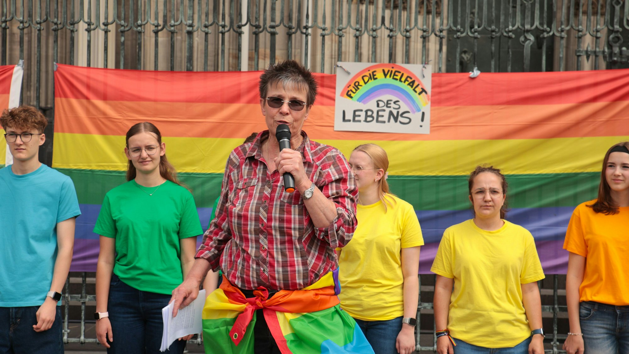 12.07.2025, Köln:Marianne Arndt ( in Kalk bei der Eröffnung des Bildungs-Campus des Platzes verwiesen wegen Regenbogen-Symbol). Maria 2.0 Demo auf dem Roncalliplatz. Foto:Dirk Borm