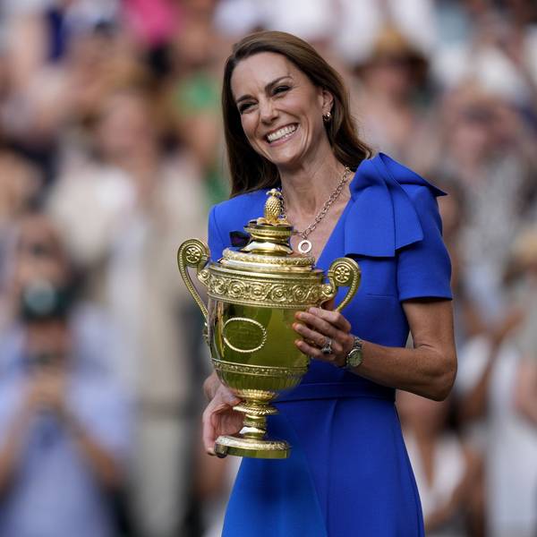 Prinzessin Kate mit dem berühmten Pokal von Wimbledon.