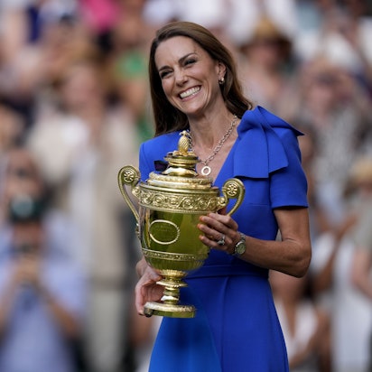 Prinzessin Kate mit dem berühmten Pokal von Wimbledon.