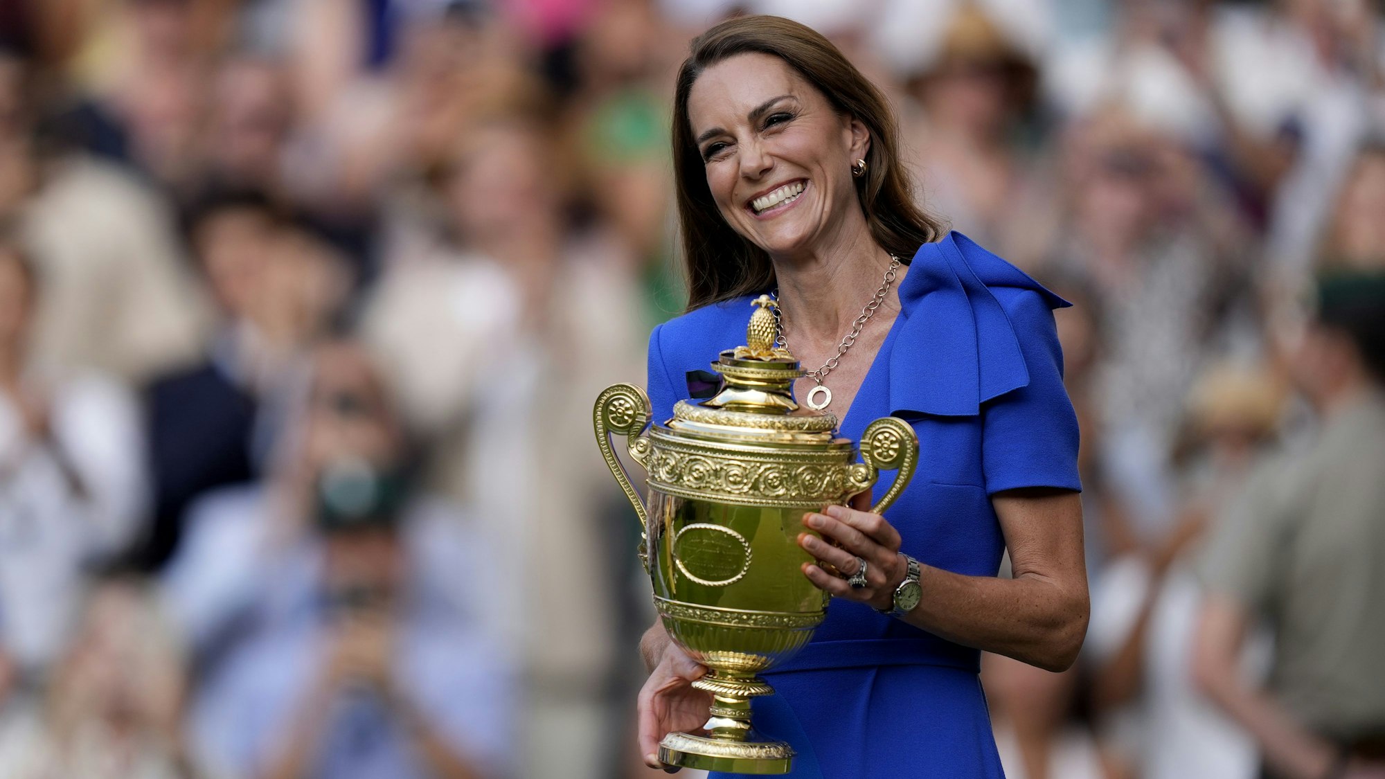 Prinzessin Kate mit dem berühmten Pokal von Wimbledon.