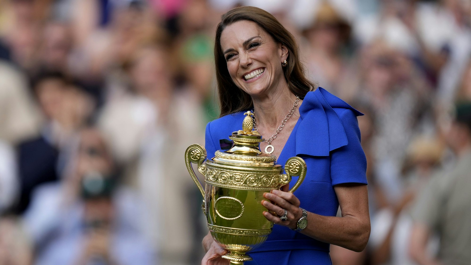 Prinzessin Kate mit dem berühmten Pokal von Wimbledon.
