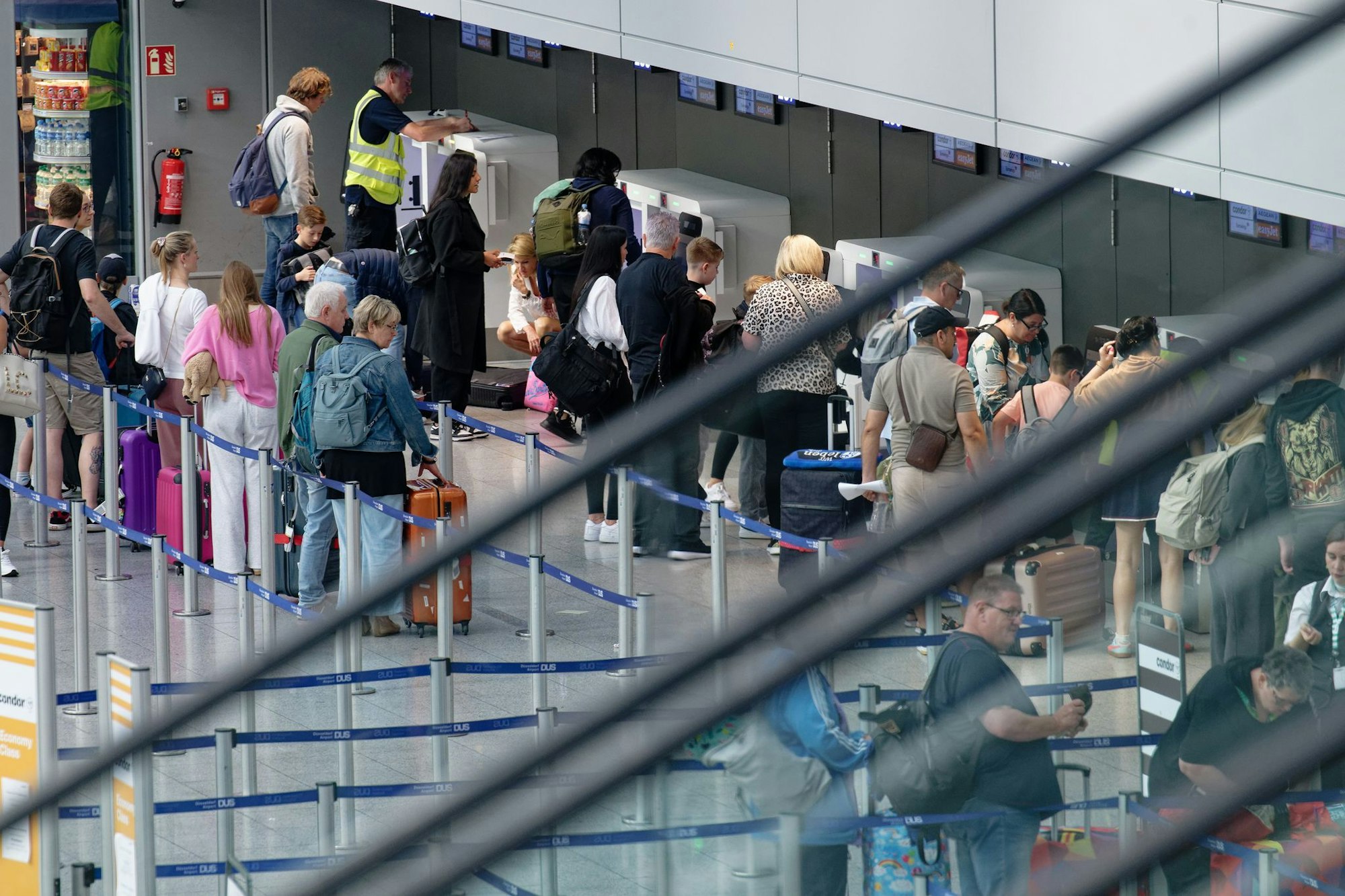 Am Flughafen Düsseldorf geben Reisende ihr Gepäck eigenständig auf.