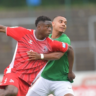 03.05.2025, GER, Fussball, Regionalliga West, Saison 2024/2025, 32. Spieltag, Ohlendorf Stadion im Heidewald, Gütersloh FC Gütersloh - 1. FC Köln U23 2 : 4 David Winke FC Gütersloh, rechts gegen Mansour Ouro-Tagba 1. FC Köln U23 Aktion, Duell, Zweikampf *** 03 05 2025, GER, Soccer, Regionalliga West, Season 2024 2025, Matchday 32, Ohlendorf Stadion im Heidewald, Gütersloh FC Gütersloh 1 FC Köln U23 2 4 David Winke FC Gütersloh, right against Mansour Ouro Tagba 1 FC Köln U23 action, duel, duel