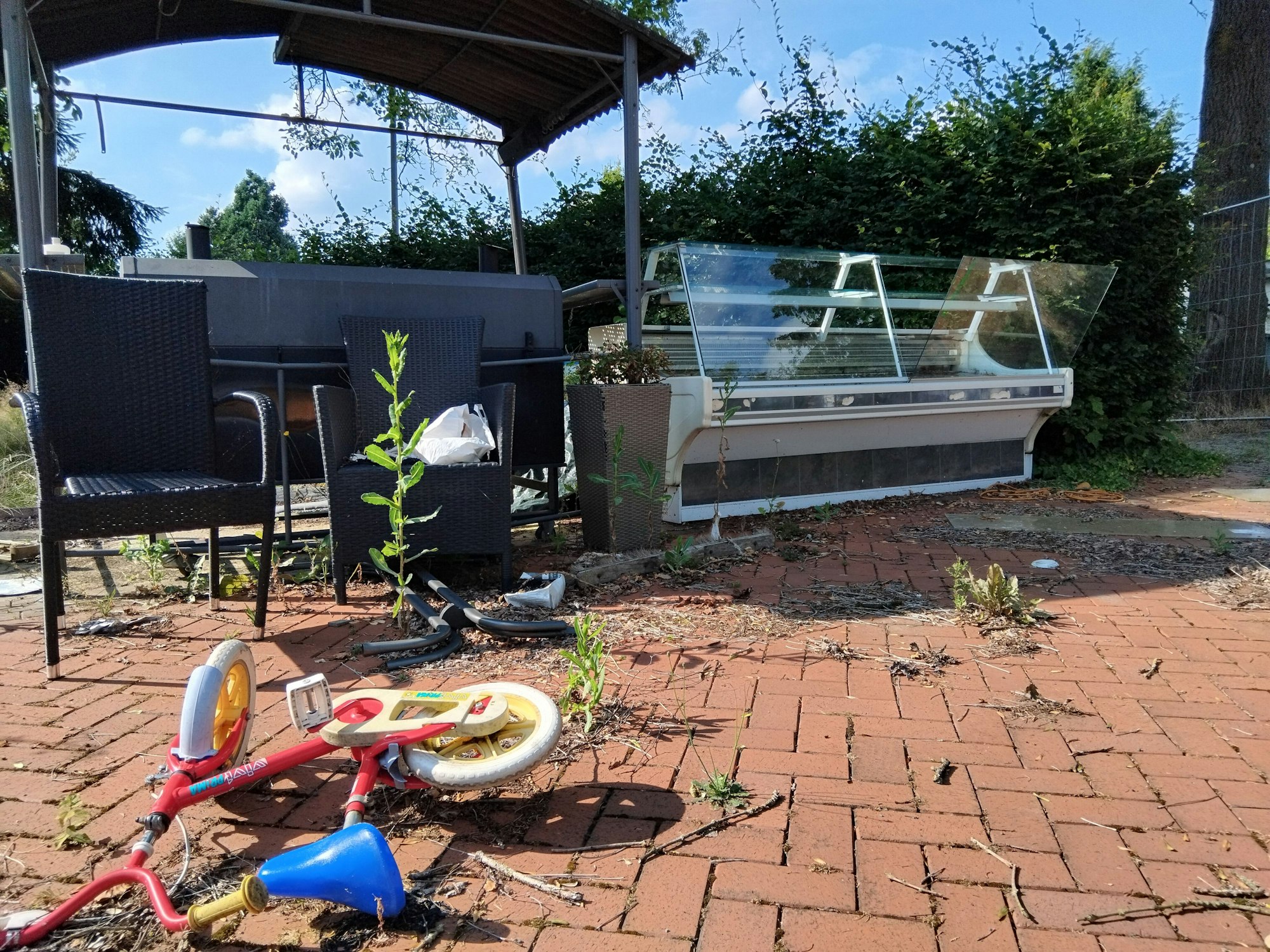 Als wäre es gestern gewesen: Auf der Restaurantterrasse liegen noch Spielgeräte, am Rand stehen eine Vitrine und ein Grill.