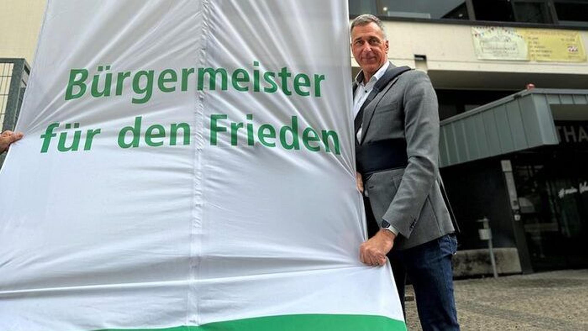 Bürgermeister Ralph Manzke muss den Arm in einer Schlinge tragen.