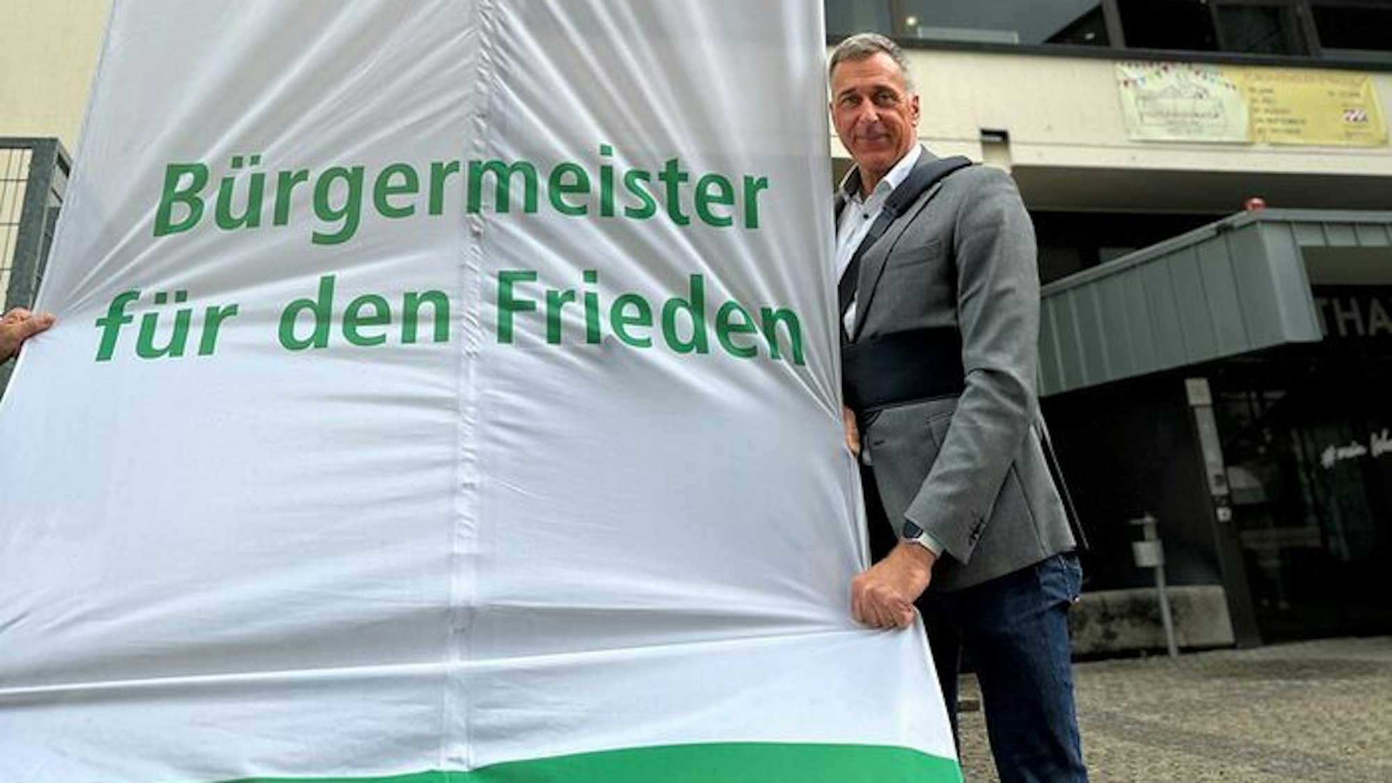 Bürgermeister Ralph Manzke muss den Arm in einer Schlinge tragen.