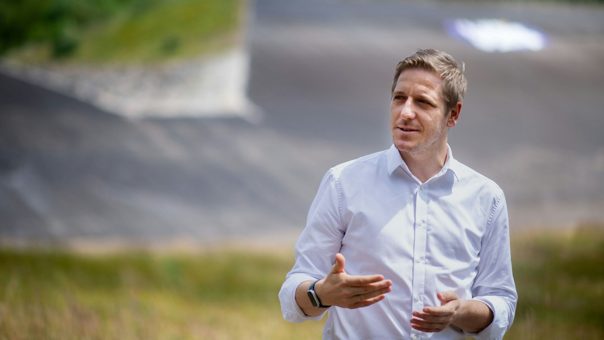 Landrat Markus Ramers steht an der Steinbachtalsperre.