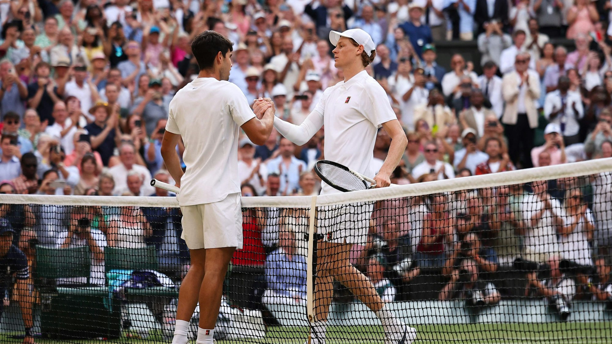 Jannik Sinner (R) und Carlos Alcaraz reichen sich nach dem Finale die Hand.