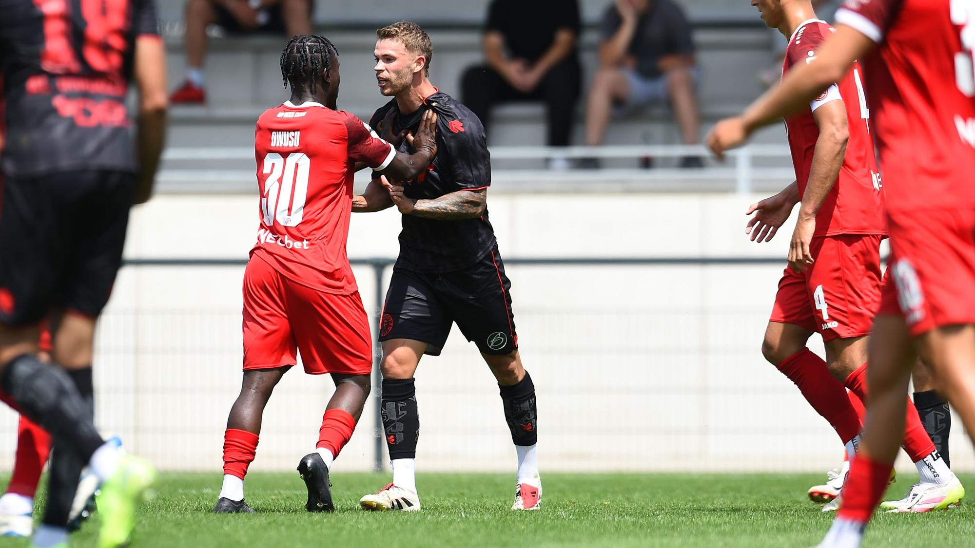 Fußball Testspiel Rot-Weiss Essen - Fortuna Köln am 12.07.2025 am Stadion an der Hafenstrasse in Essen
Kelsey Owusu Aninkorah-Meisel ( Rot-Weiss Essen ), links - Tom Geerkens ( Fortuna Köln ), rechts liefern sich eine Rangelei
Foto: Thorsten Tillmann / FUNKE Foto Services