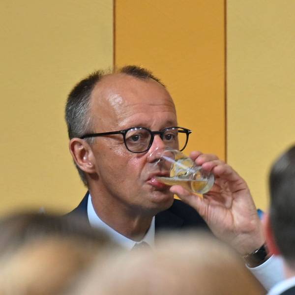 Bundeskanzler Friedrich Merz (CDU) beim Schützenfest der St. Stephanus Schützenbruderschaft Niedereimer in der Schützenhalle.