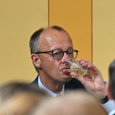 Bundeskanzler Friedrich Merz (CDU) beim Schützenfest der St. Stephanus Schützenbruderschaft Niedereimer in der Schützenhalle.