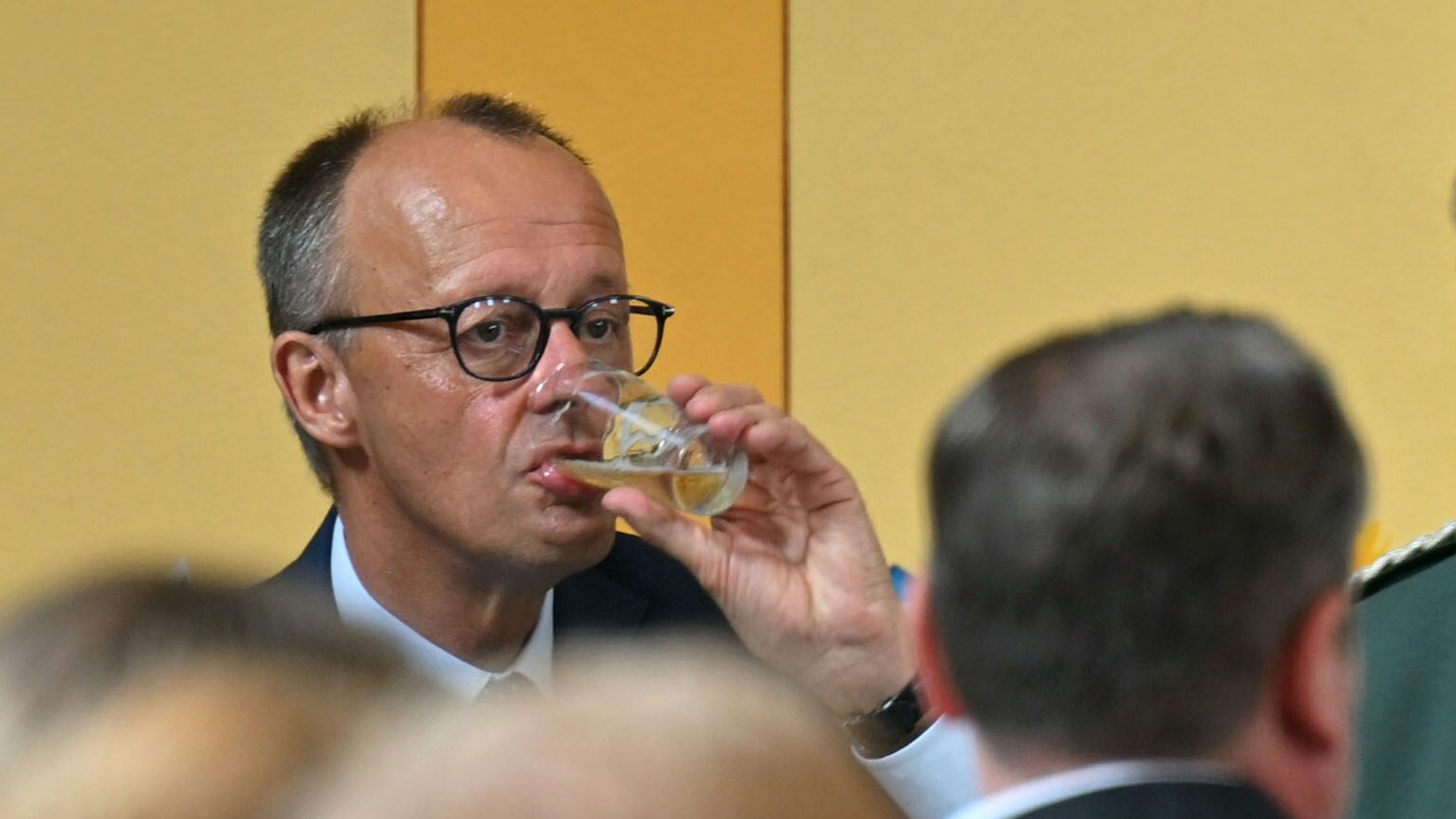 Bundeskanzler Friedrich Merz (CDU) beim Schützenfest der St. Stephanus Schützenbruderschaft Niedereimer in der Schützenhalle.