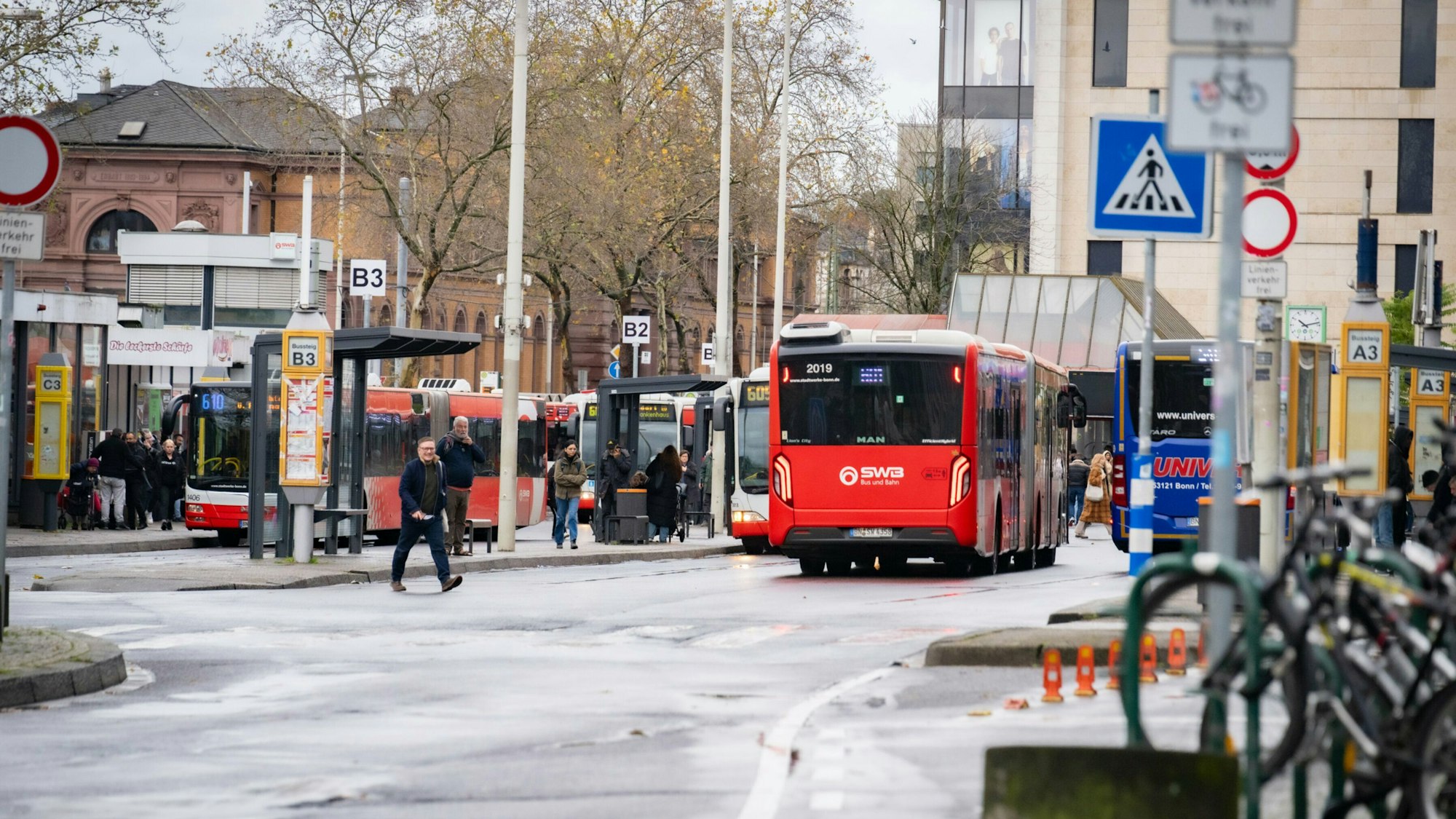 Brutale Szenen in der Bonner Innenstadt: Die Polizei musste in der Nacht zu Sonntag mehrfach zu Schlägereien am beziehungsweise in der Nähe des am Zentralen Omnibusbahnhofs ausrücken. (Symbolbild)