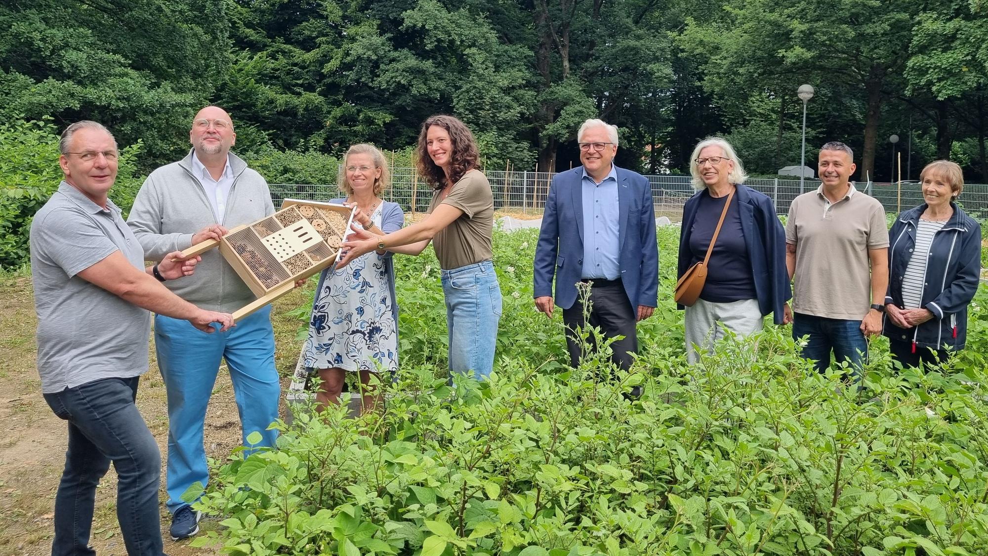 Menschen im neuen Schulgarten der GGS Heinrich-Lübke-Straße