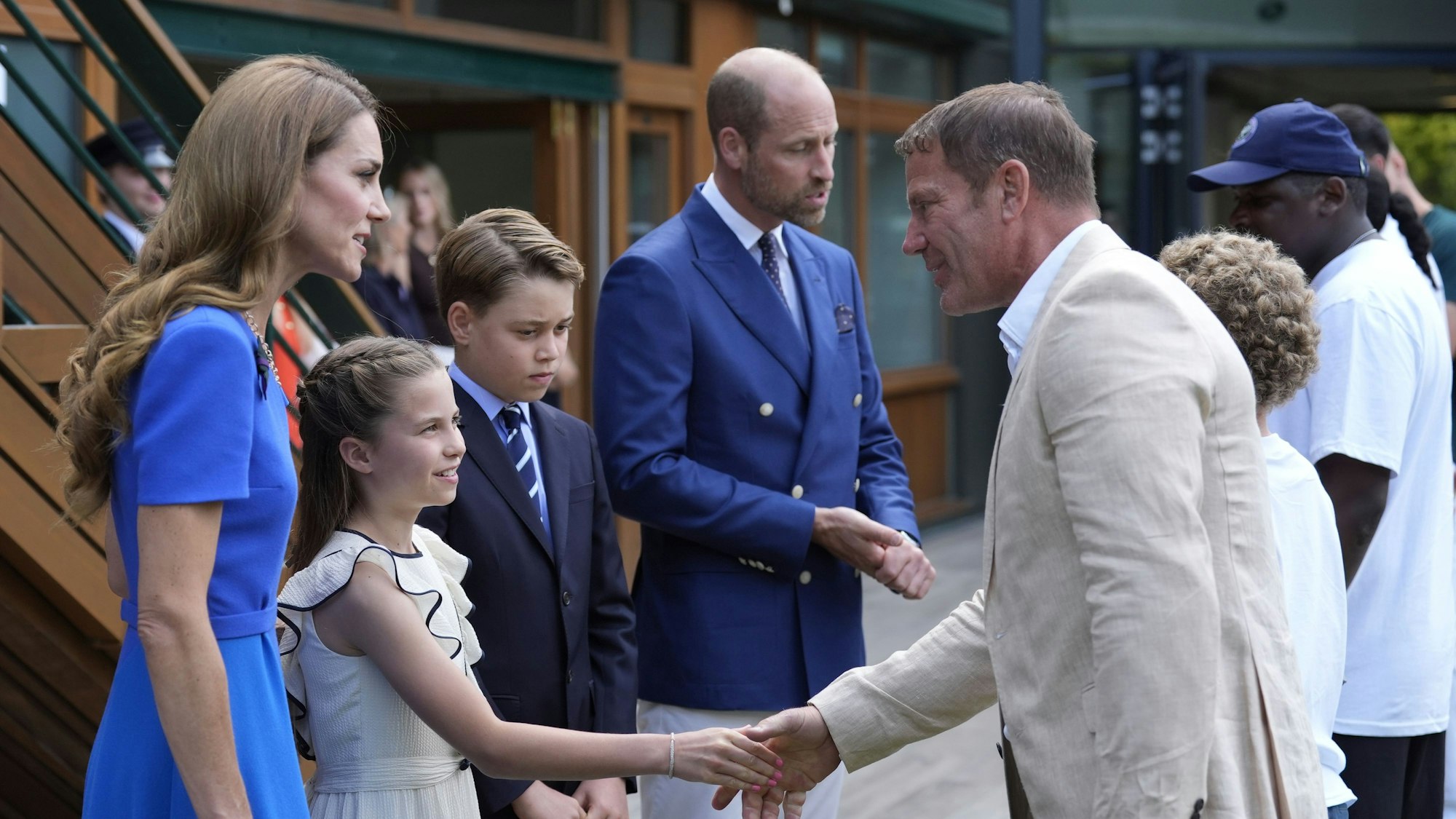 Prinz William, Prinzessin Kate, Prinz George und Prinzessin Charlotte treffen Steve Backshall beim Eintreffen zum Herrenfinale zwischen Jannik Sinner und Carlos Alcaraz bei den Wimbledon Championships in London.