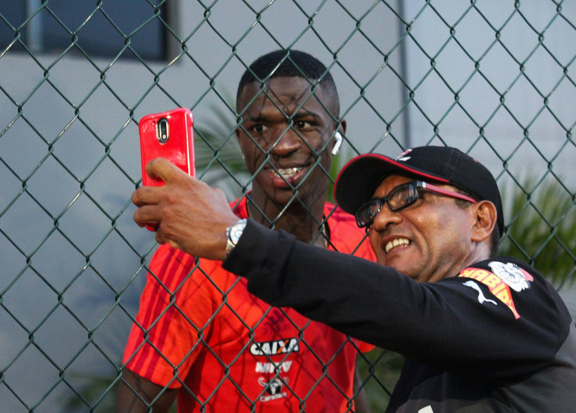 Vitória x Flamengo SALVADOR, BA - 14.04.2018: VITÓRIA X FLAMENGO - Vinicius Junior attending fan during Vitória vs. Flamengo, held on Saturday (14) in a game valid for the first round of the Brasileirão. At the Manoel Barradas Stadium (Barradão) in Salvador, BA. (Photo: Tiago Caldas/Fotoarena) x1514649x PUBLICATIONxNOTxINxBRA TiagoxCaldas