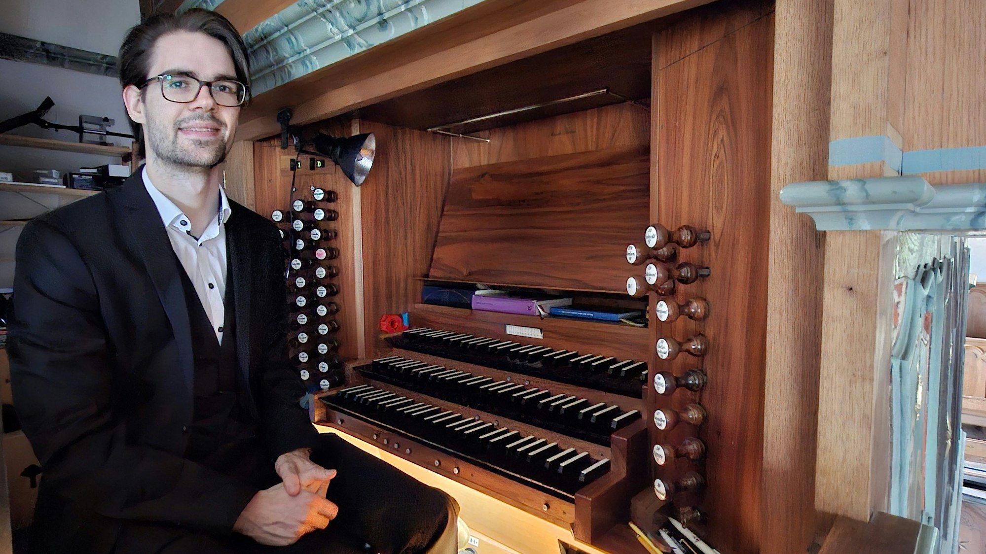 Jannik Schroeder am Spieltisch der Leichlinger Orgel