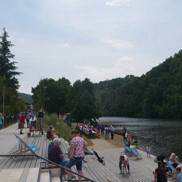 Einweihung der Siegpromenade in Windeck: Besucher genossen ein entspanntes Zusammensein an der Sieg.