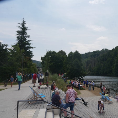 Einweihung der Siegpromenade in Windeck: Besucher genossen ein entspanntes Zusammensein an der Sieg.