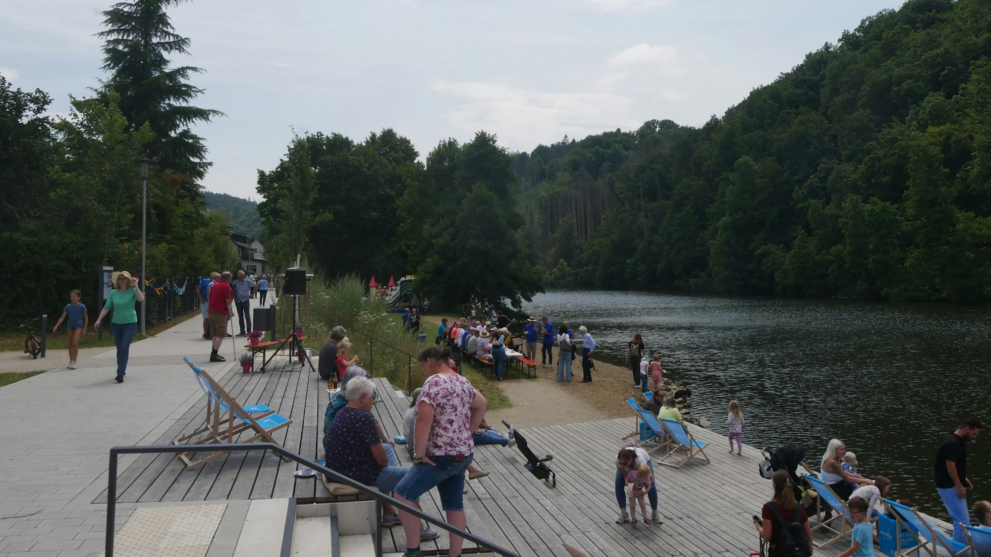 Einweihung der Siegpromenade in Windeck: Besucher genossen ein entspanntes Zusammensein an der Sieg.