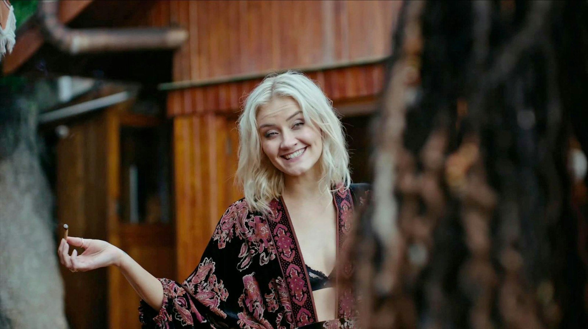 Michaela (Carmen Pretorius) bietet Nina (Amara Okereke) an, eine Weile im Strandhaus zu wohnen. (Bild: SWR/Both Worlds Produktion)