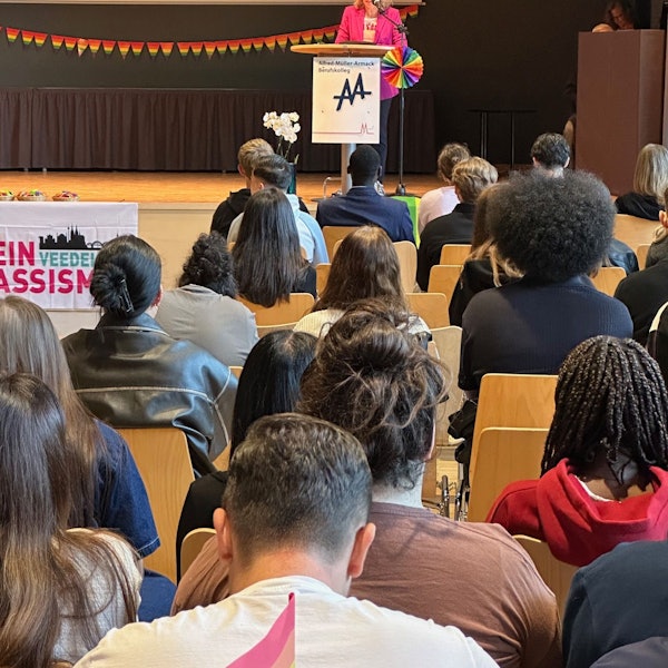 Das Bild zeigt eine Frau auf einer Bühne.